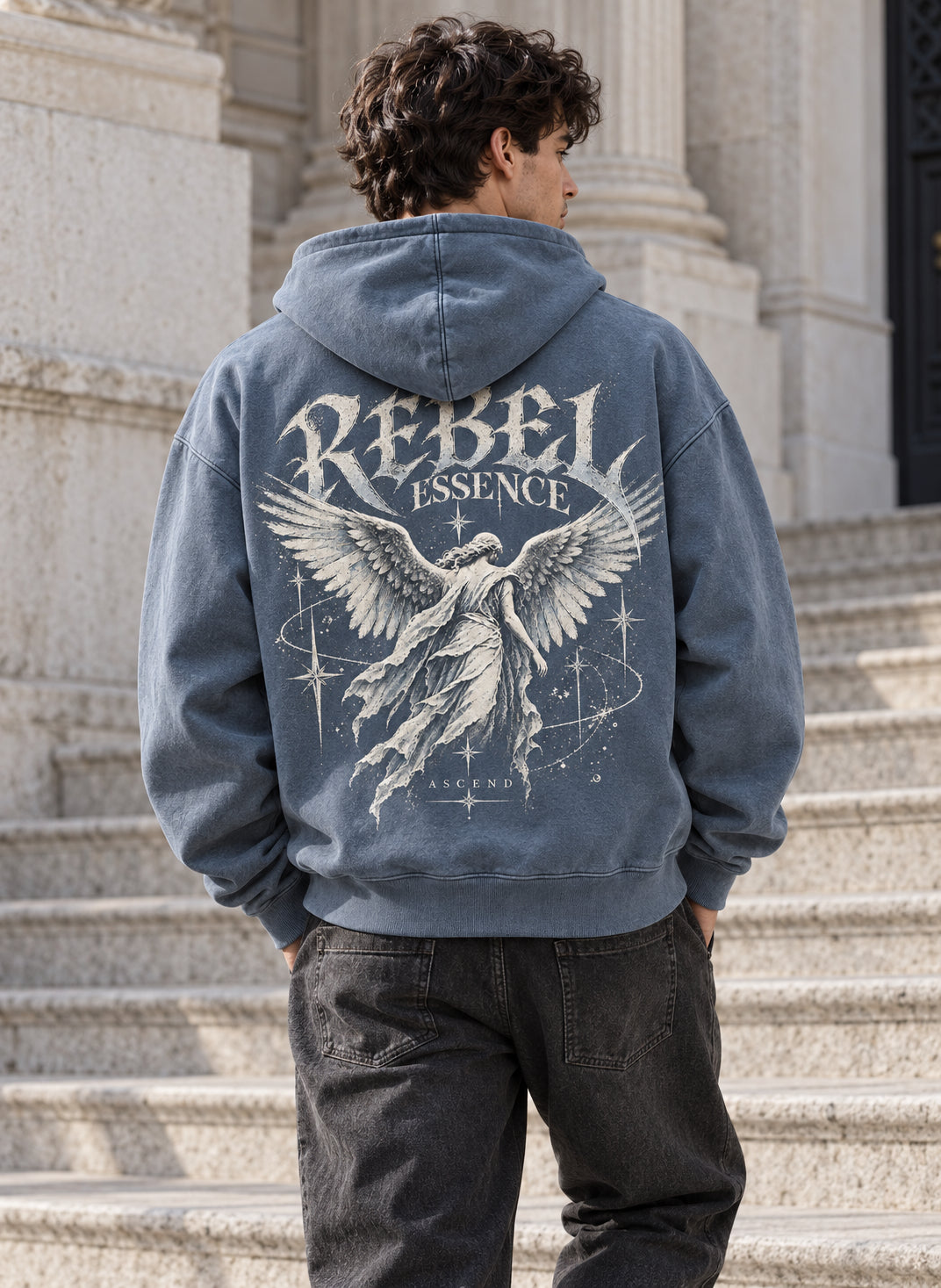 Model von hinten im stahlblauen Ascend Hoodie mit geflügeltem Backprint