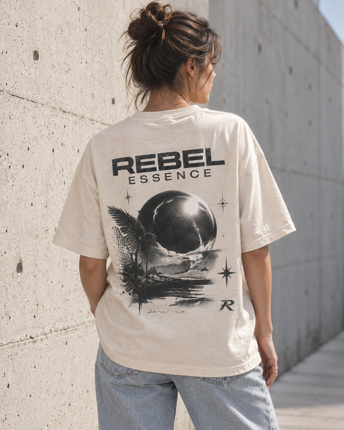 Model mit Eclipse-Backprint von hinten