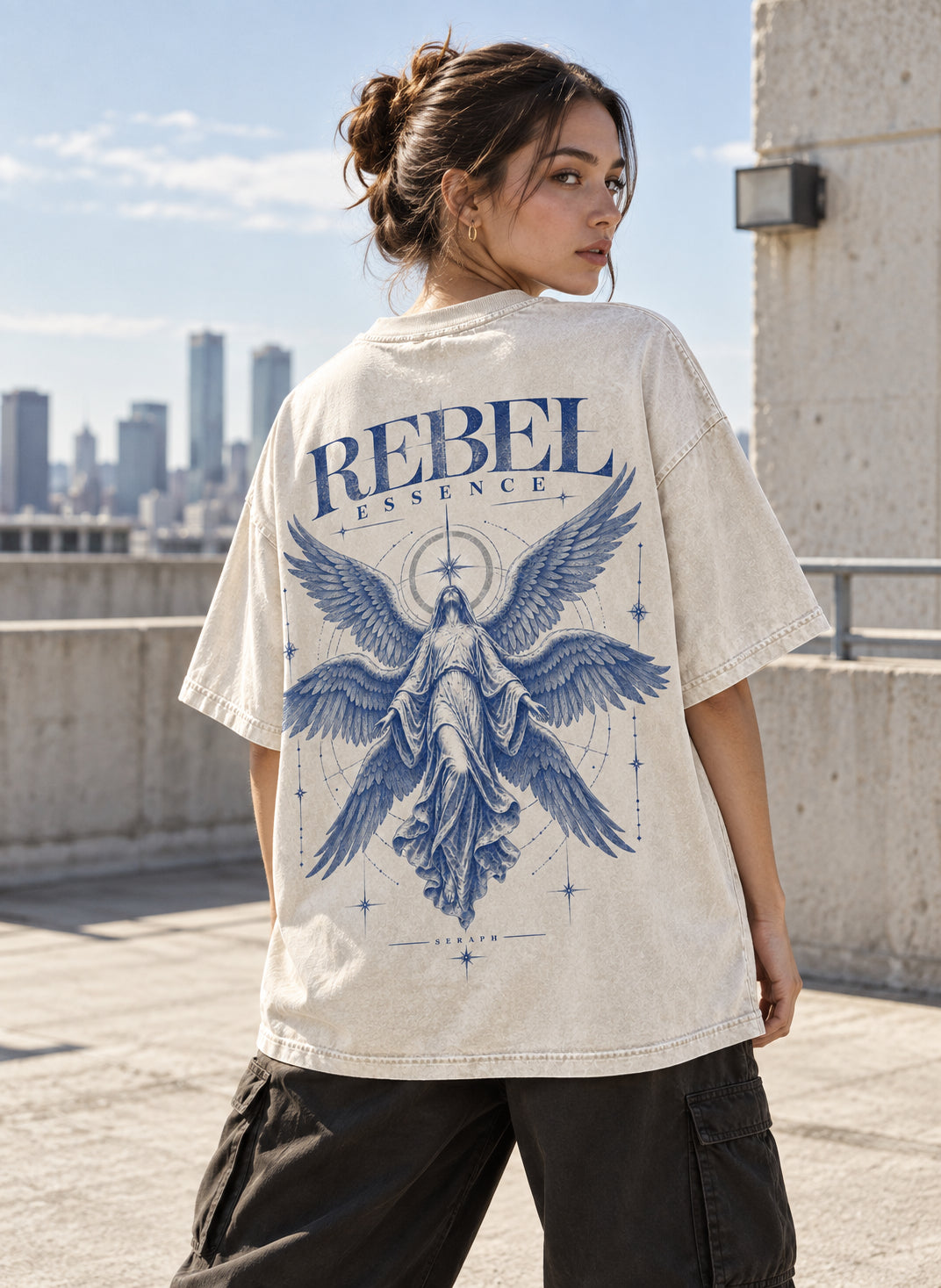 Model von hinten im hellen Seraph Tee mit blauem Engel-Backprint
