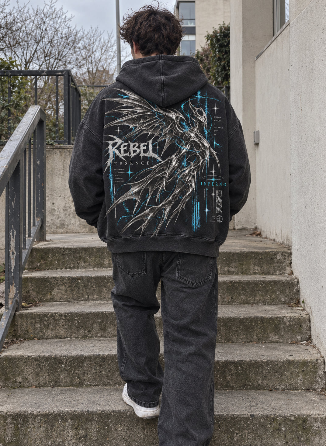 Model von hinten im Inferno Hoodie mit großem biomechanischem Backprint