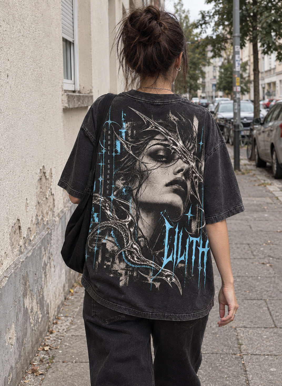 Model von hinten im neuen Lilith Tee mit fragmentiertem Chrom-Backprint